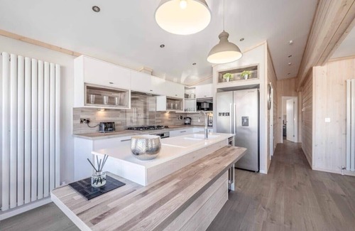 Windsor House | Stylish Lodge At Windsor Racecourse Marina