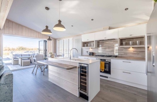 Windsor House | Stylish Lodge At Windsor Racecourse Marina