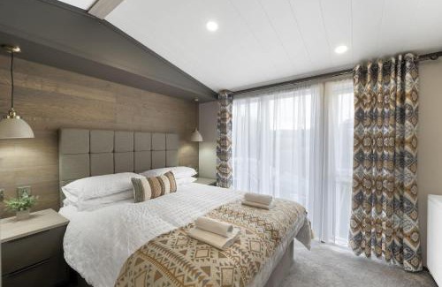 Mullacott Ski Chalet | Stylish Lodge with Parking nr Ilfracombe & Beaches