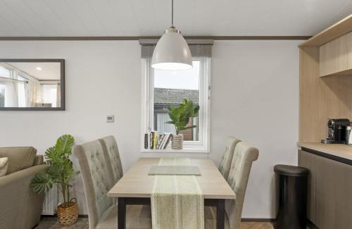 Mullacott Ski Chalet | Stylish Lodge with Parking nr Ilfracombe & Beaches