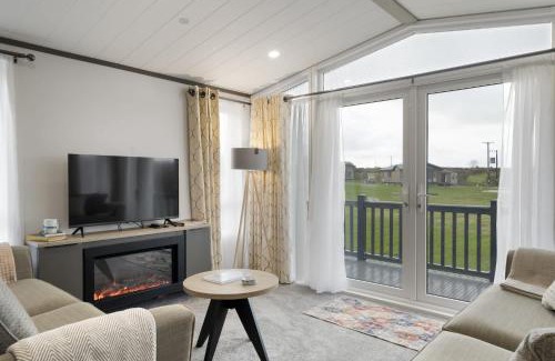 Mullacott Ski Chalet | Stylish Lodge with Parking nr Ilfracombe & Beaches
