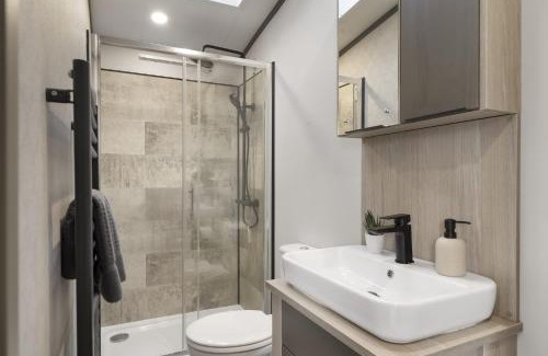 Mullacott Ski Chalet | Stylish Lodge with Parking nr Ilfracombe & Beaches