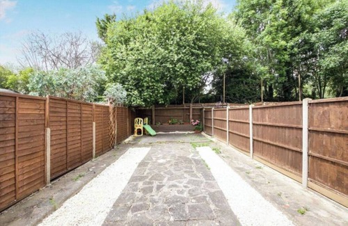 Finchley Apartment | Stylish London apartment with private garden