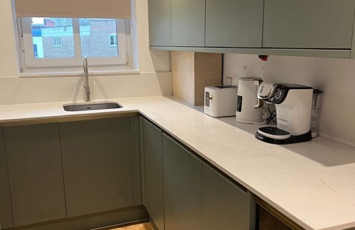 Elephant and Castle Apartment | Stylish London Bridge Apartment with Shard Views