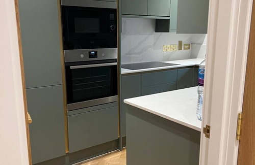 Elephant and Castle Apartment | Stylish London Bridge Apartment with Shard Views