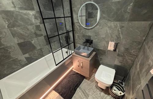 Peterborough Apartment | Stylish London Road 2BR flat - FREE parking