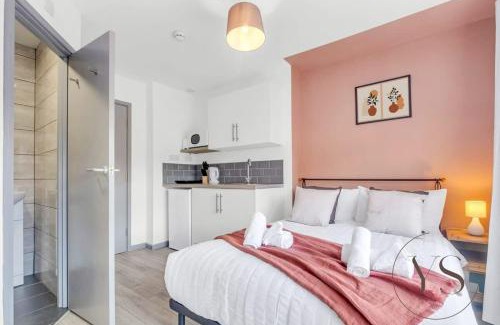 Stoke-on-Trent Apartment | Stylish Longton Studio 2A Near Alton Towers with Smart TV & Kitchenette