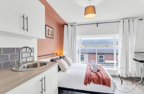 Stoke-on-Trent Apartment | Stylish Longton Studio 2A Near Alton Towers with Smart TV & Kitchenette