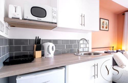 Stoke-on-Trent Apartment | Stylish Longton Studio 2A Near Alton Towers with Smart TV & Kitchenette