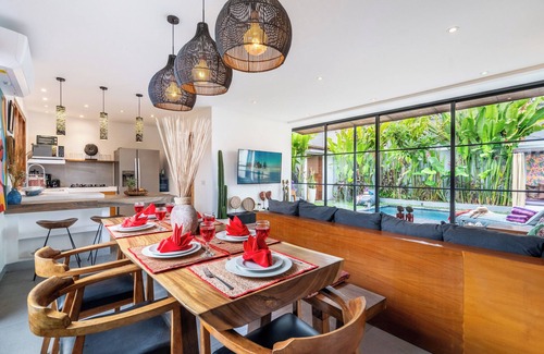 Kerobokan Villa | Stylish Lux Design, 5-mins drive to Beach, BBQ, Peaceful, Cozy & Fast WIFI.