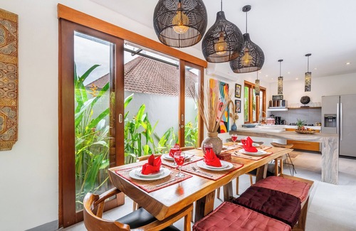 Kerobokan Villa | Stylish Lux Design, 5-mins drive to Beach, BBQ, Peaceful, Cozy & Fast WIFI.