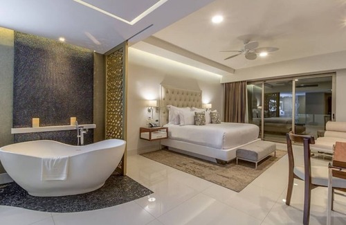 Cabo San Lucas Hotel | Stylish Luxury 3-BR Oceanfront Suite - SPACE AVAILABLE BOOKING