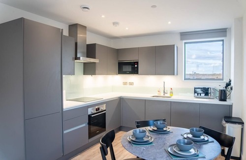 Royal Docks Apartment | “Stylish Luxury Apartment in Royal Wharf – Steps from Top Transport Links!”