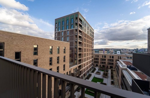 Royal Docks Apartment | “Stylish Luxury Apartment in Royal Wharf – Steps from Top Transport Links!”