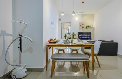 Taman Pertama Apartment | Stylish M Vertica 4 Bedroom Walk to MRT Velocity Mall