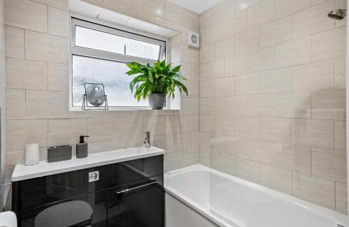 Maidstone Apartment | Stylish Maisonette near the heath with Free parking & Wi-Fi