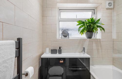 Maidstone Apartment | Stylish Maisonette near the heath with Free parking & Wi-Fi