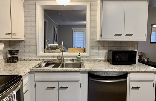 Lexington House | Stylish Mid-Century Modern Home 5 minutes to downtown