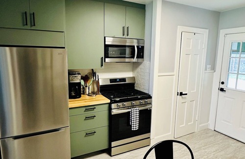 Mueller House | Stylish midcentury 2/1 house in Central Austin – close to everything!