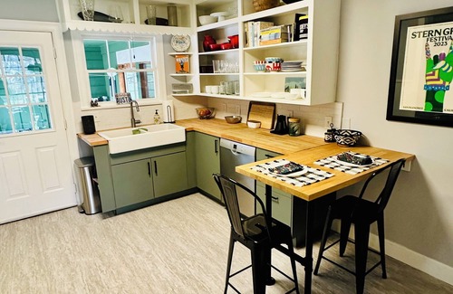 Mueller House | Stylish midcentury 2/1 house in Central Austin – close to everything!
