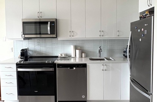 Humber Bay House | Stylish Minimalist Tiny Stay, 5 minutes walk to lakeshore