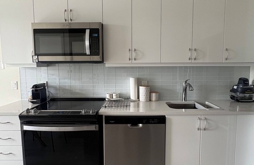 Humber Bay House | Stylish Minimalist Tiny Stay, 5 minutes walk to lakeshore