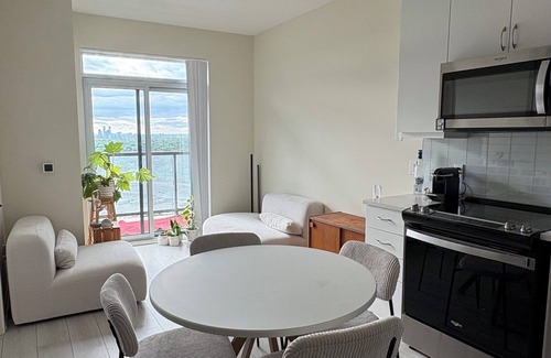 Humber Bay House | Stylish Minimalist Tiny Stay, 5 minutes walk to lakeshore