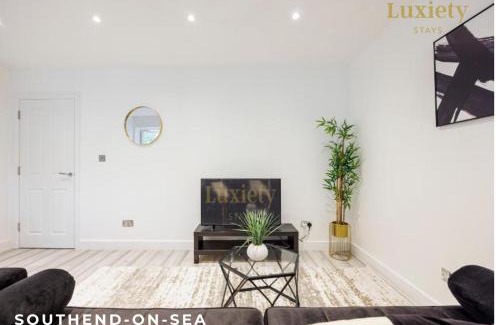 Southend-on-Sea Apartment | Stylish & Modern 1BR City Centre Nr the beach, High St & Adventure Island by Luxiety Stays