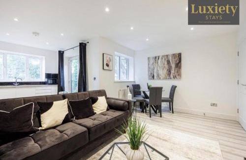 Southend-on-Sea Apartment | Stylish & Modern 1BR City Centre Nr the beach, High St & Adventure Island by Luxiety Stays