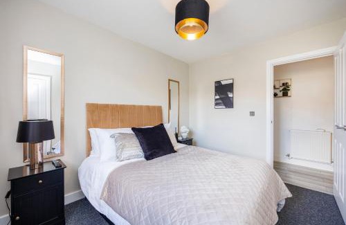 Southend-on-Sea Apartment | Stylish & Modern 1BR City Centre Nr the beach, High St & Adventure Island by Luxiety Stays