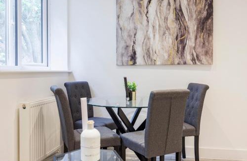 Southend-on-Sea Apartment | Stylish & Modern 1BR City Centre Nr the beach, High St & Adventure Island by Luxiety Stays