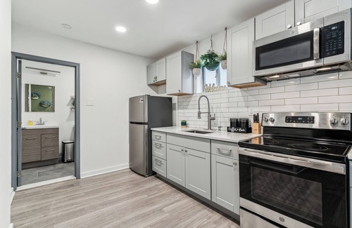 Kensington House | Stylish, Modern 2-Bedroom Retreat, Central with WiFi & AC