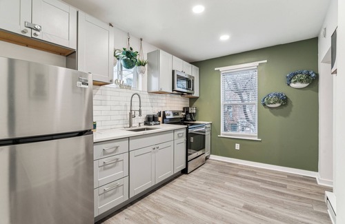 Kensington House | Stylish, Modern 2-Bedroom Retreat, Central with WiFi & AC