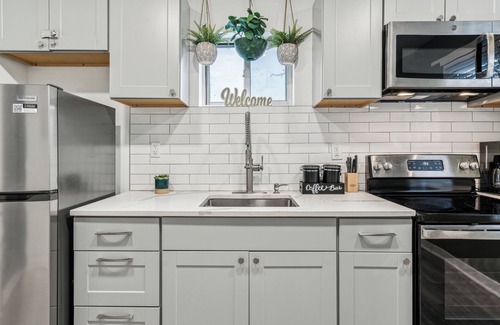 Kensington House | Stylish, Modern 2-Bedroom Retreat, Central with WiFi & AC