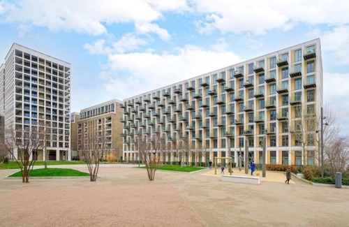 Royal Docks Apartment | Stylish, Modern 2 Bed/2Bath next to Canary Wharf and City Airport!