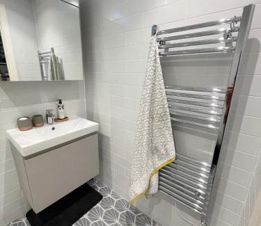 Upper Clapton Apartment | Stylish & Modern 2-Bed London Apartment with Private Terrace