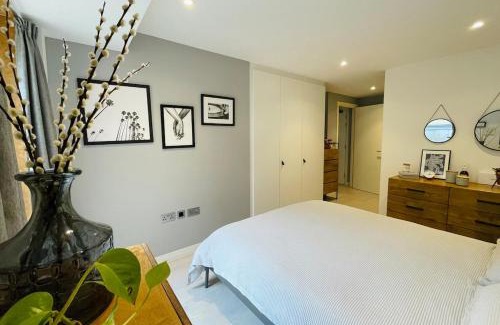 Upper Clapton Apartment | Stylish & Modern 2-Bed London Apartment with Private Terrace