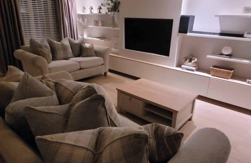 Pollokshaws House | Stylish, Modern 3 bedroom house, free parking