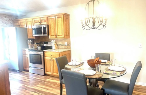 Ozark House | Stylish, Modern 3-bedroom home in Ozark. Near Finley Farms, park, library