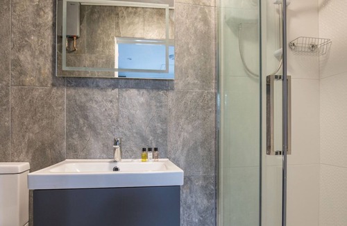 Langley Marish Apartment | Stylish Modern 4 SLR Flat Free Parking