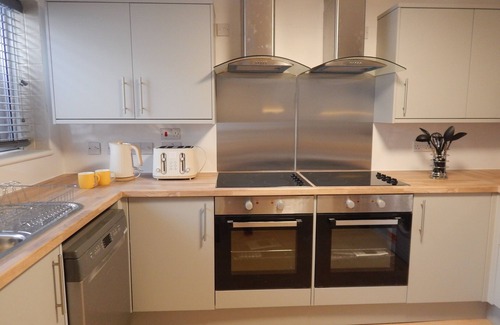 Cambridge Cabin | Stylish, modern and well located en-suite room with parking