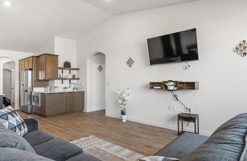 Pumpkin Center House | Stylish & Modern Bakersfield Retreat Near Downtown