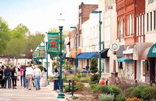 Hickory Apartment | Stylish & Modern Downtown Hickory Guest Retreat!