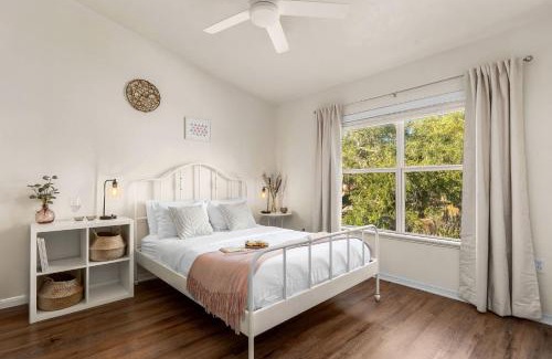 Gainesville House | Stylish Modern-Farmhouse Boutique Condo - 2BD 2BA