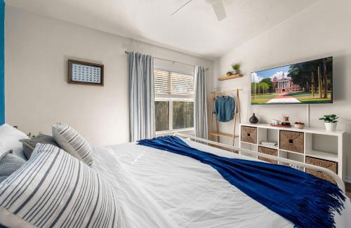 Gainesville House | Stylish Modern-Farmhouse Boutique Condo - 2BD 2BA