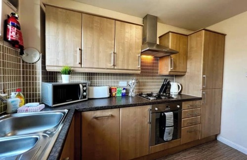 North Glasgow Apartment | Stylish Modern Flat with Juliet Balcony & Parking