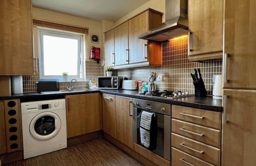 North Glasgow Apartment | Stylish Modern Flat with Juliet Balcony & Parking