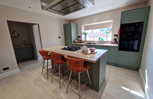 Cwmtaf House | Stylish & Modern 7 Bedroom house