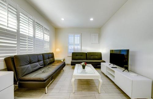 Santa Ana Apartment | Stylish Modern Home, AC, Parking & Near FWYs