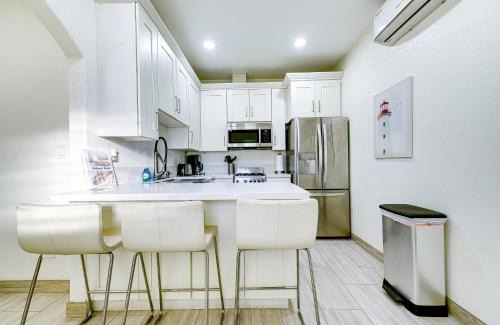 Santa Ana Apartment | Stylish Modern Home, AC, Parking & Near FWYs